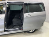 【左電動スライドドア】インテリジェントキーや運転席のスイッチ操作に加え、ドアハンドルを軽く引くだけでも簡単にドアの開閉ができます。