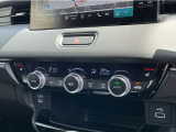 オートエアコンは左右席で独立温度コントロールが可能です。シートヒーター付きで、冷えた車内でもスイッチを押せば数秒で座面と背もたれがあたたかくなります。
