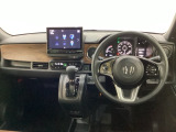 車内は光触媒抗菌消臭施工済です。スタイリッシュなデザインで暖かみのあるインパネ周りを演出します。グローブボックスやカップホルダーのほかにトレーなどたくさんの収納スペースが装備されています。
