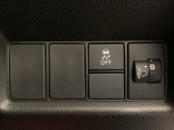 ハンドルの右側にはヘッドライトレベライザーとVSA(ABS+TCS+横滑り抑制)の解除スイッチがついています。ヘッドライトレベライザーは道路状況や積荷の加重に応じてライトの高さを調節できます。