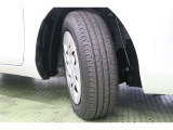 タイヤサイズ 185/65R15。スッキリとしたデザインのホイールキャプ付きスチールホイールを装着しています。