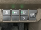 ハンドルの右側にはヘットライトリベライザーとHondaセンシング用のメインスイッチがついています。ヘッドライトリベライザーは道路状況や積荷の加重に応じてライトの高さを調節できます。