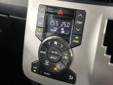 【オートエアコン】一度お好みの温度に設定すれば、車内の温度を検知し風量や温度を自動で調整。暑い&hellip;寒い&hellip;と何度もスイッチ操作をする必要はありません。快適な車内空間には必須の機能ですね♪