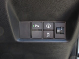 パーキングセンサーや横滑りを防ぐVSA等のスイッチ類は運転席の右側、手の届きやすい位置にあります。