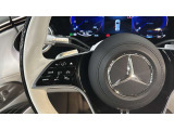 メルセデス・ベンツ八王子の最新のショールームには、大型モニターがあり最先端のメルセデス・ベンツをご体感頂けます!屋内展示場のため、天候の悪い日でも、ごゆっくりとお車をご覧頂ける店舗でございます!