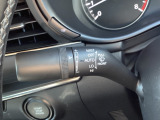 レバーをAUTOの位置にしているとき、レインセンサーが雨を感知すると、雨量に応じてワイパーが自動で作動してくれるオートワイパーを装備!設定変更で非作動にすると、間欠作動に固定されます。