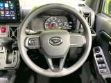 インテリアに合わせたデザインのステアリングは、運転される方のことも考え、運転しやすい形状、大きさです。是非一度、実際に触ってお確かめください。