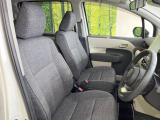 運転席まわりには十分なスペースがあり、大柄な方でもゆったり運転していただける環境です。