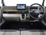 ◆視界広々で非常に運転しやすくロングドライブでも疲れを感じさせないすっきりとまとまったインパネ周りです。