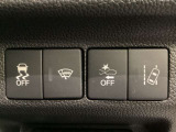 Hondaセンシング用の、VSA(ABS+TCS+横滑り抑制)解除と路外逸脱抑制機能のオンオフスイッチなどはハンドルの右側に装備しています。