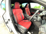 運転席まわりには十分なスペースがあり、大柄な方でもゆったり運転していただける環境です。