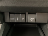 専用のケーブルを繋げばスマホのミラーリングが可能です。車内モニターでYouTubeを視聴することも出来ますよ♪
