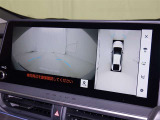 パノラミックビューモニターシステムが付いているので車の上から見た映像が確認できますよ。 一目で車両周辺の情報を確認できますが、直接安全をご確認下さい。