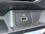 USBソケットがついてます!車の中でもスマホの充電が可能です!