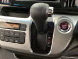 CVT車のセレクトレバーです。低速から高速まで、変速ショックのないスムーズな走りを実現するとともに、エンジン効率のよい領域を維持することで燃費にも貢献します。