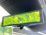 【インテリジェントルームミラー】後席の大きな荷物や同乗者で後方が確認しづらい時でも安心!カメラが撮影した車両後方の映像をルームミラー内に表示。クリアな視界で状況の確認が可能です!