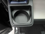 カップホルダーは運転席や助手席からちょうど手の届く位置です!!