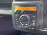 【オートエアコン】一度お好みの温度に設定すれば、車内の温度を検知し風量や温度を自動で調整。暑い&hellip;寒い&hellip;と何度もスイッチ操作をする必要はありません。快適な車内空間には必須の機能ですね♪