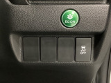 VSA装備車です。VSAはドライバーの操作と車の動きを見守っています。もし車の挙動が乱れたとき、4輪別々にブレーキをかけたり、エンジンパワーをしぼることによって車を安定させます。