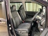 乗降がしやすい運転席。高さが調節できて小柄な方でも運転しやすいポジションをとることができます。