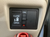 【片側パワースライドドア】片側がパワースライドドアになっており、運転席のスイッチやスマートキーでも開閉が可能です!開口部も広いので乗り降りも楽々♪