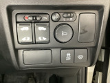 リアドアは乗り降りに便利な両側電動スライドドアです。また運転席に座っていながらスイッチ操作で自在にスライドドアを開け閉めできます。またVSA解除スイッチなども周辺に装備しています。
