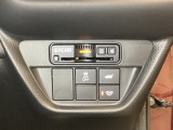Hondaセンシング用の、VSA解除と路外逸脱抑制機能のオンオフスイッチなどはハンドルの右側に装備しています。その上にETC2.0がついています。高速道路の料金所の通過も楽々です。