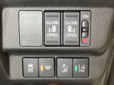 両側電動スライドドアは運転席から操作ができるよう、操作スイッチが付いています。Hondaセンシング用のVSA(ABS+TCS+横滑り抑制)解除と路外逸脱抑制機能のオンオフスイッチなどがあります。