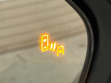 【ブラインドスポットモニター】走行中、ドアミラーの死角になりやすい箇所に後続車が接近するとサイドミラーのレンズに警告を表示!ドライバーに注意喚起をしてくれます。