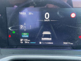 e-POWER専用メーターはモーター出力、エネルギーフロー表示、各種燃費表示機能、バッテリー残量、オド・ツイントリップメーター、デジタル時計、航続可能距離、サービスインターバルなどが表示されます