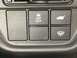 VSA装備車です。VSAはドライバーの操作と車の動きを見守っています。もし車の挙動が乱れたとき、4輪別々にブレーキをかけたり、エンジンパワーをしぼることによって車を安定させます。