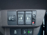 両側電動スライドドアです。リモコンや運転席スイッチ、ドアハンドルの操作で自動開閉。お子様を抱き抱えている時や荷物の多いときなどに便利です!!