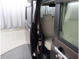 両側パワースライドドア付きだから、狭い駐車スペースなどでの 乗り降りラクラク!小さなお子さまのいるご家庭には嬉しい装備。