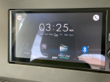 【ディスプレイオーディオ】お持ちのスマホやMP3プレイヤーとの無線接続で音楽再生が可能!コードで繋ぐわずらわしさも無く、手軽にお気に入りの音楽を楽しめます。