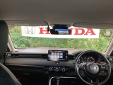 フロントガラスが大きく、ワイドな視界で運転もしやすくなるように設定されています。日差しをカットしながら、身だしなみもチェックできます。鏡付きサンバイザーで一石二鳥。