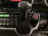 CVT車のセレクトレバーです。低速から高速まで、変速ショックのないスムーズな走りを実現するとともに、エンジン効率のよい領域を維持することで燃費にも貢献します。