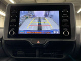 バックモニターで、後方確認しながら安心して駐車することができます。車庫入れが苦手な方にも安心です。※カメラが映し出す範囲は限られています。必ず車両周辺の安全を直接確認してください