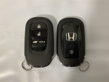 スマートキーを装備しています。鍵を差し込むことなくドアロックの開け閉めと、スタートボタン操作でのエンジンスタートができます。ボタン操作でトランクが開けられる電動テールゲートのボタンもついています。