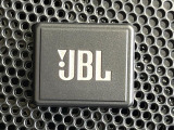 【JBLサウンドシステム】メーカーオプションの高品位サウンドシステムを搭載。専用のチューニングが施された大小様々なスピーカーから良質なサウンドが奏でられ、臨場感あふれる音響空間を演出します。