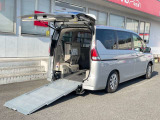 車いす用格納式スロープと電動車いす固定装置付きのチェアキャブセレナ入荷しました!