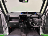 360&deg;UV&IRカット機能ガラス採用。見易い計器類と運転し易いレイアウトのドライビングポジションは、極細Aピラーの採用で視角も少なく前方&左右の見切りが良く安心して運転できます。