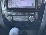 液晶表示のオートエアコン☆左右独立した温度調整が可能で高級感があります♪