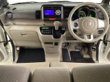 車内は光触媒抗菌消臭施工済です。スタイリッシュなデザインで暖かみのあるインパネ周りを演出します。グローブボックスやカップホルダーのほかにトレーなどたくさんの収納スペースが装備されています。