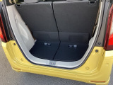 後席を倒さなくても、ゆとりある荷室。