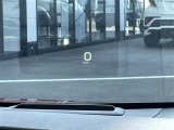 【ヘッドアップディスプレイ(HUD)】フロントウインドウガラスに走行情報を投影します。運転中の目線と重なるように表示されるので、少ない視線移動で速度が確認できるので、 ドライビングに集中できます!