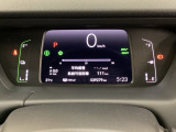 デジタル表示のスピードメーターとタコメーター、燃費やオドメーターなどの表示の他に、ホンダセンシング機能などの表示もできる多機能なマルチインフォメーション・ディスプレイです。