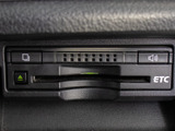 コンソール内一体型のビルトインETC装備!見た目の部分も良いですが、ETCカードの盗難防止になる設置箇所です!料金所の渋滞回避!時間帯・日によって料金の軽減を受けられます!ストレス知らずのドライブ!