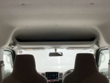 運転席上部にも収納スーペースがありとても便利です。