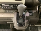 CVT車のセレクトレバーです。低速から高速まで、変速ショックのないスムーズな走りと、エンジン効率のよい領域を維持して燃費にも貢献します。サイドブレーキはスイッチ操作の電子制御パーキングブレーキです。