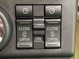 両側パワースライドドアウェルカムオープン機能 降車時にスイッチで予約しておけば、乗車時に電子カードキーを持ってクルマに近づくだけでパワースライドドアが自動でオープン♪